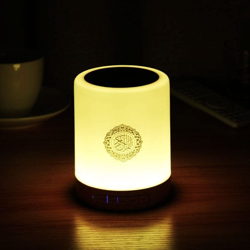 Veilleuse Coranique Adhan avec Coran et Lumière Apaisante 1 veilleuse coranique adhan allumée sur une table