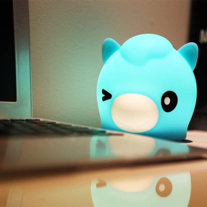 Veilleuse Cheval Compacte pour une Chambre D'enfant Confortable 1 Veilleuse cheval allumée à côté d'un ordinateur