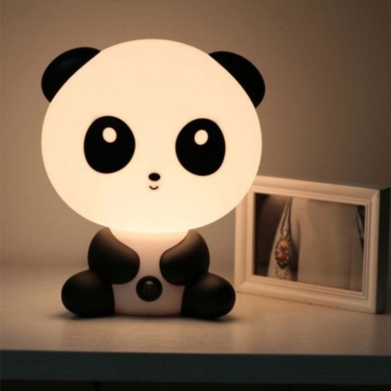 Veilleuse Panda Originale pour la Chambre D'enfant 1 Grande veilleuse panda allumée sur une table en bois