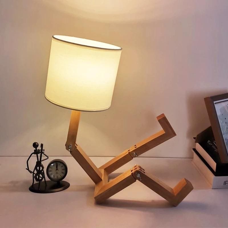 Lampe de Chevet Bonhomme en Bois au Style Scandinave 1 lampe de chevet bonhomme en bois allumée sur un meuble