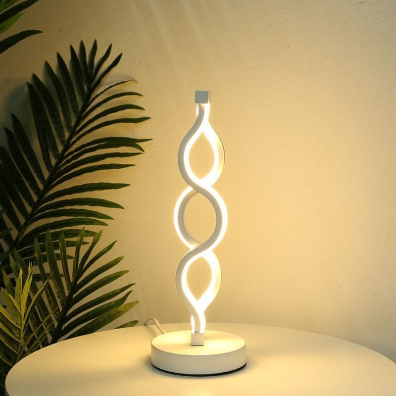 Lampe de chevet design led allumée sur une table blanche