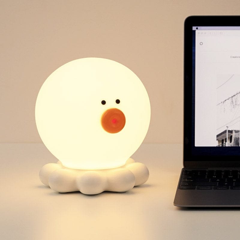 Veilleuse Octopus Douceur pour Enfants et Bébés de la Collection Veilleuse 1 Veilleuse octopus allumée à côté d'un ordinateur