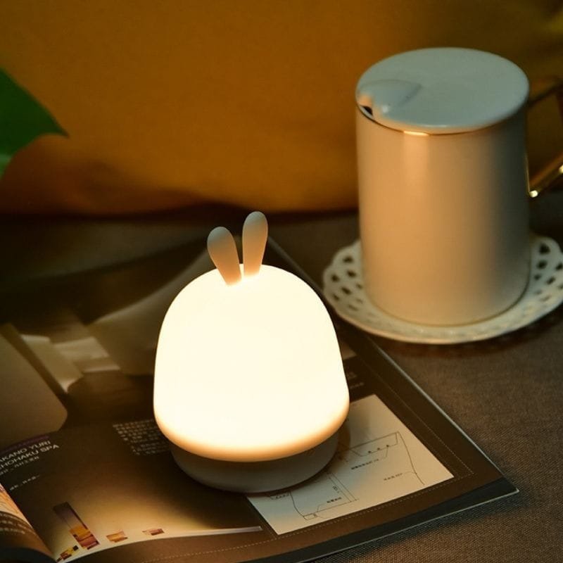 veilleuse bébé rechargeable allumée sur une table