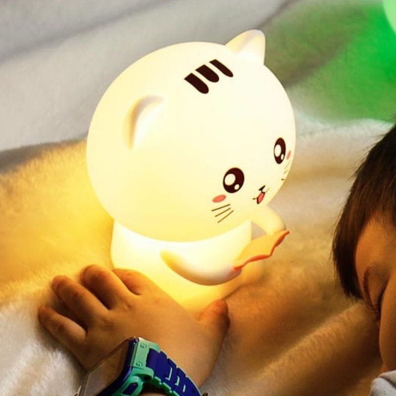 enfant qui dort avec la veilleuse enfant chat