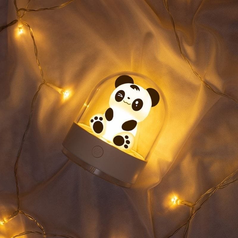 veilleuse panda allumée dans des draps