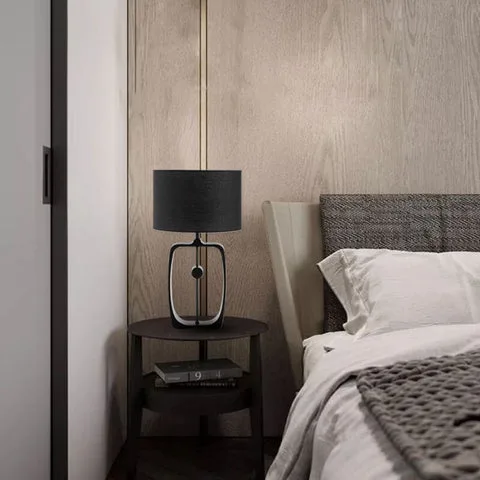 Lampe de Chevet Bois Design élégante et Artisanale en Tissu 1 Lampe de chevet bois design sur une table dans une chambre