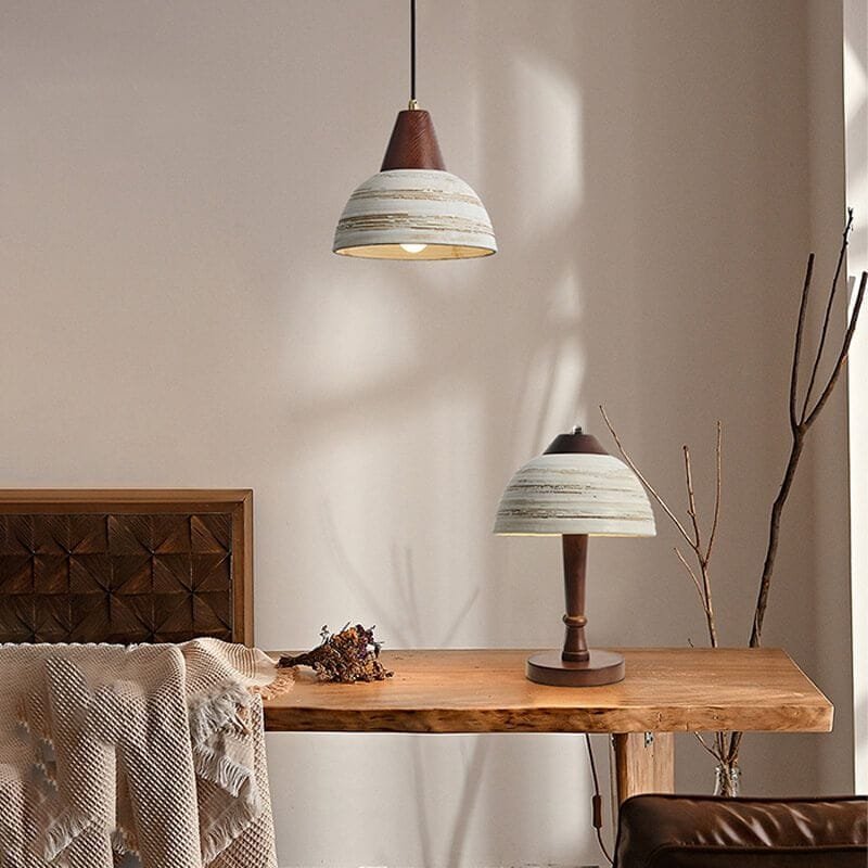 la lampe de chevet bois flotté artisanal allumée sur une table en bois