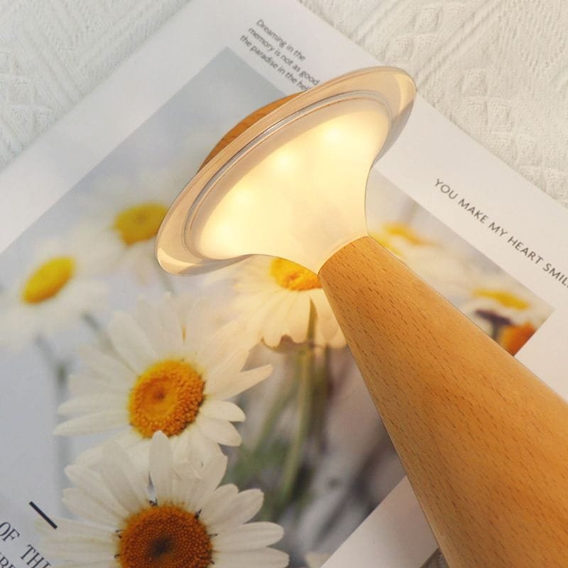 lampe de chevet champignon tactile allumée sur une table