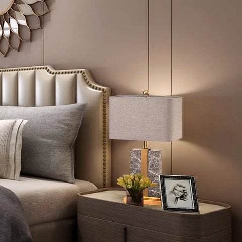 lampe de chevet design a poser dans une chambre à coucher avec un fond taupe