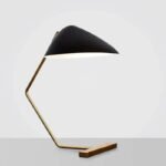 lampe de chevet design a surface mate noire avec details dores 782 1