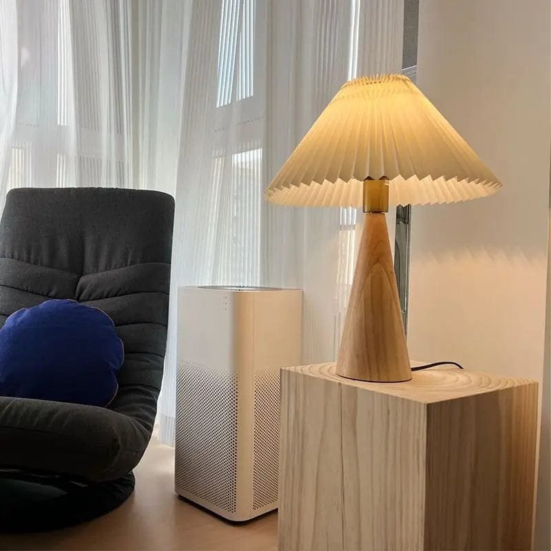 lampe de chevet design bois moderne allumée dans un salon sur une table