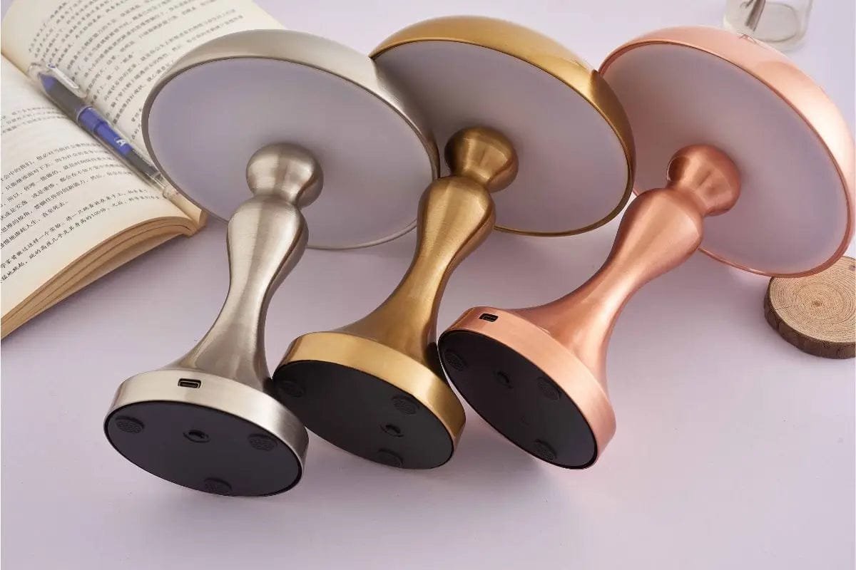 Lampe de Chevet Tactile Dorée pour un éclairage élégant et Apaisant 2 les trois lampes de chevet allongées sur une table
