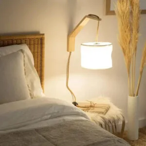 Lampe de Chevet équerre Bois pour une Ambiance Cocooning