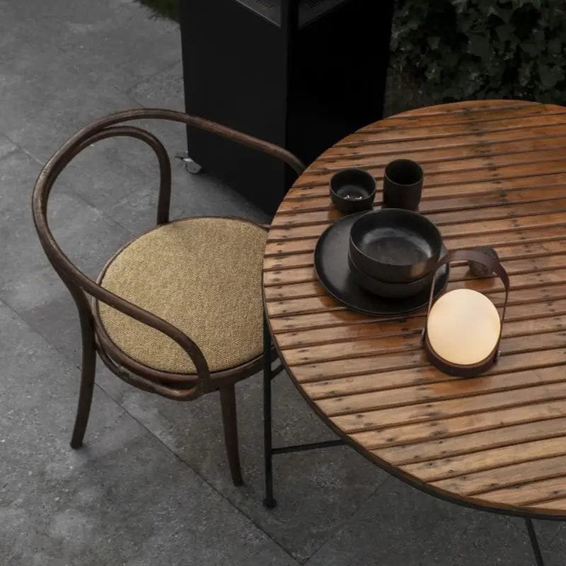 Lampe de chevet led tactile allumée sur une table de jardin