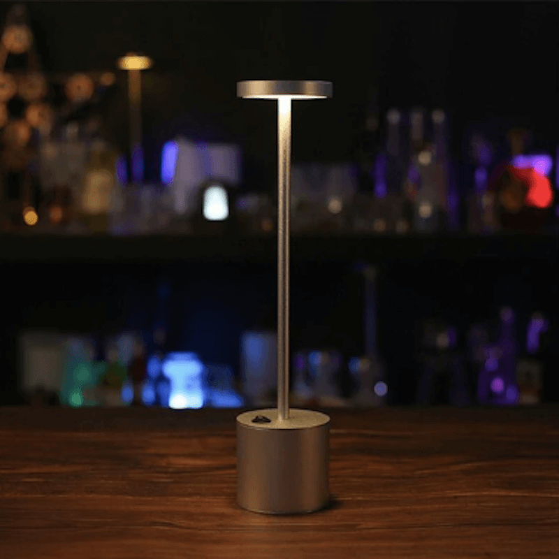 Lampe de Chevet Liseuse Design pour un éclairage élégant 4 Lampe de chevet liseuse design allumée sur une table