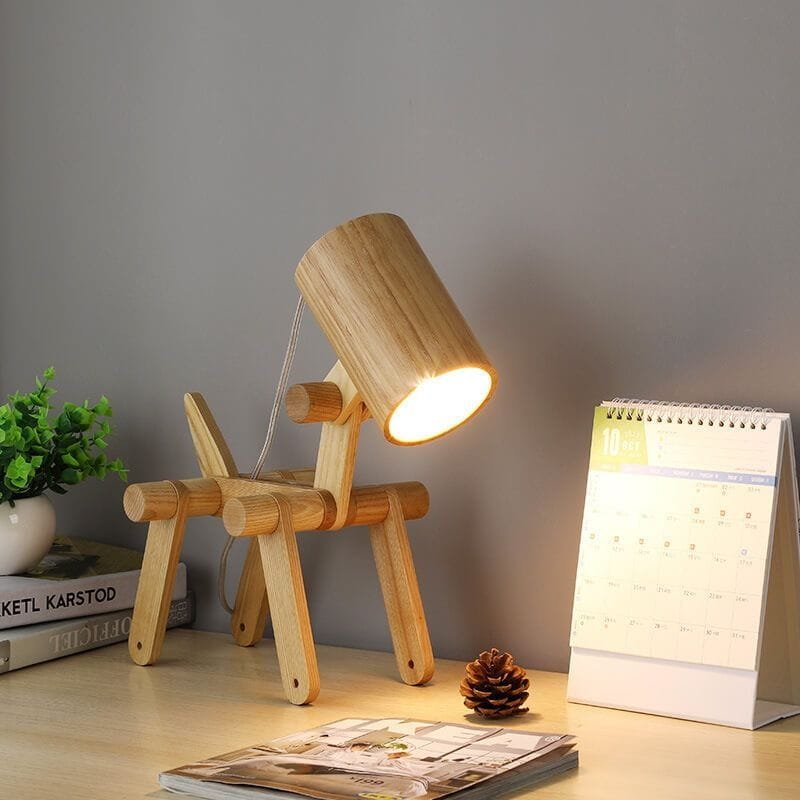 Lampe de chevet pied bois minimaliste qui éclaire un calendrier et un livre