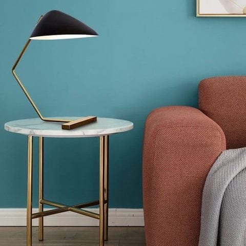 Lampe Table De Chevet Design sur une table avec un fond vert