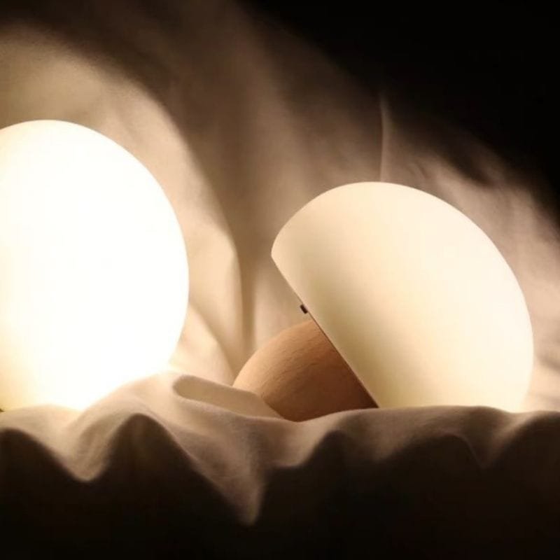 Lampe Veilleuse Champignon pour Apaiser les Peurs Nocturnes des Enfants 1 lampe veilleuse champignon allum dans des draps