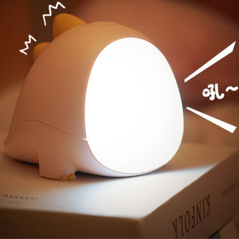 Lampe Veilleuse Dinosaure Moderne pour la Chambre de votre Enfant 1 La lampe veilleuse dinosaure allumée dans le noir