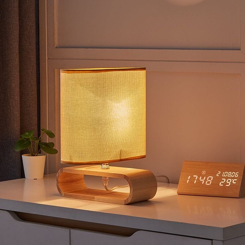 Lampe de chevet bois flotté allumée sur une table basse