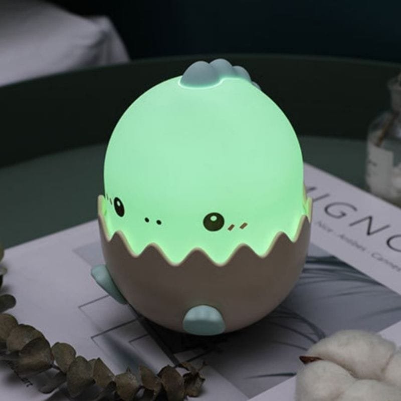 Mini Veilleuse Dinosaure Amusante pour Rassurer les Enfants 1 La mini veilleuse dinosaure allumée en bleu