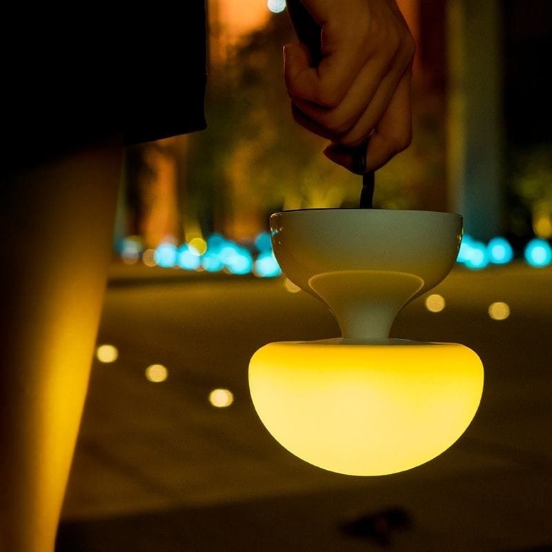 Veilleuse Bébé Champignon pour un Sommeil Serein et Pratique 1 veilleuse bébé champignon accrochée dans la main d’une fille