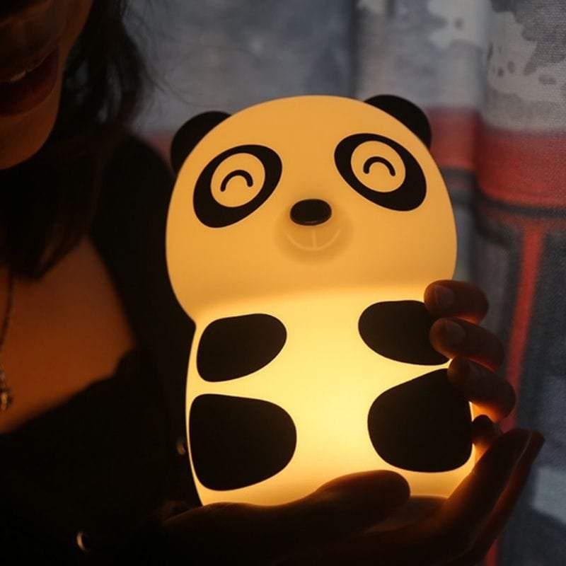 Veilleuse Bébé Panda pour une Ambiance Calme et Décorative 1 veilleuse bébé panda allumée entre les mains d’une femme