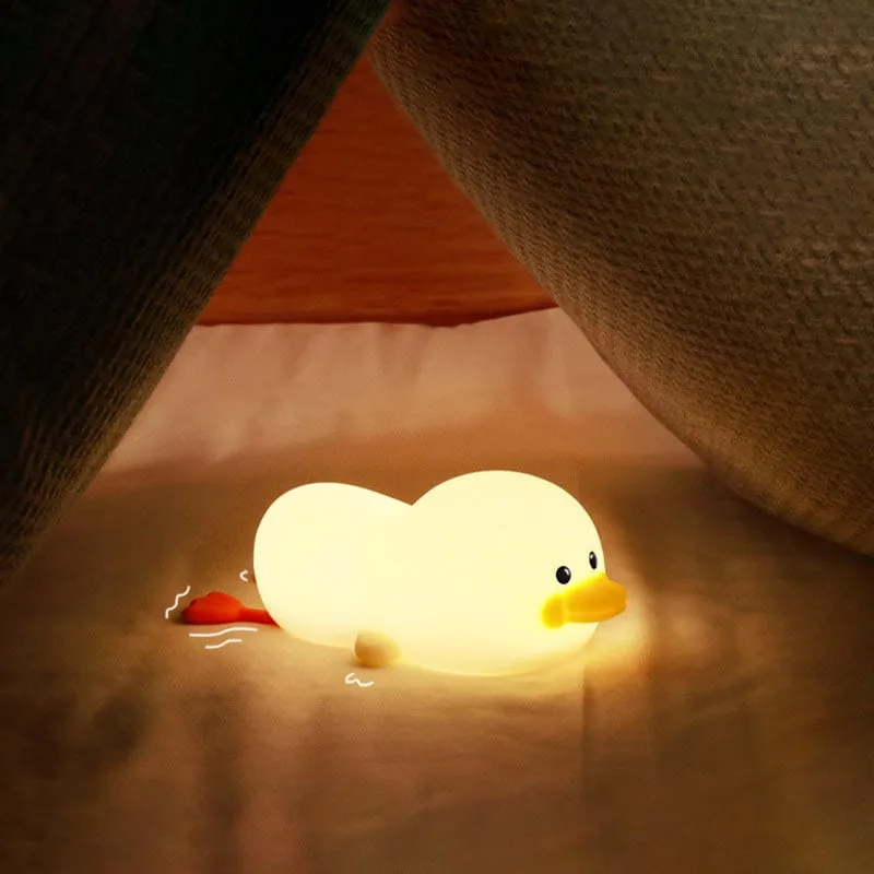 Veilleuse canard allumée sur un lit