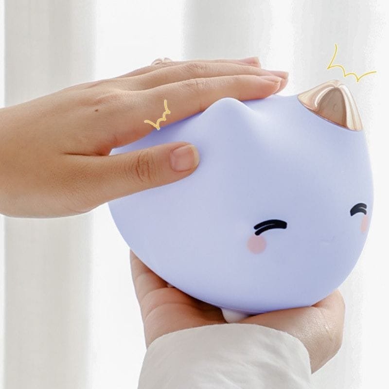 Veilleuse Chat Rechargeable pour Nuit Tranquille de votre Enfant 1 veilleuse chat rechargeable allum dans une main