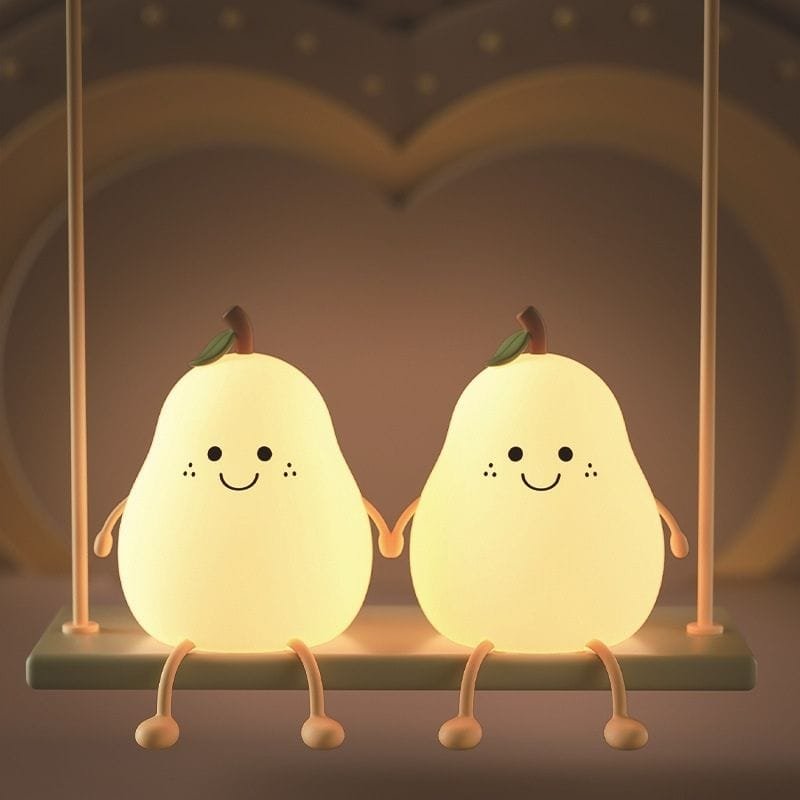 Veilleuse Enfant Rechargeable pour un Sommeil de Qualité 1 Les deux veilleuse enfant rechargeable sur une balançoire