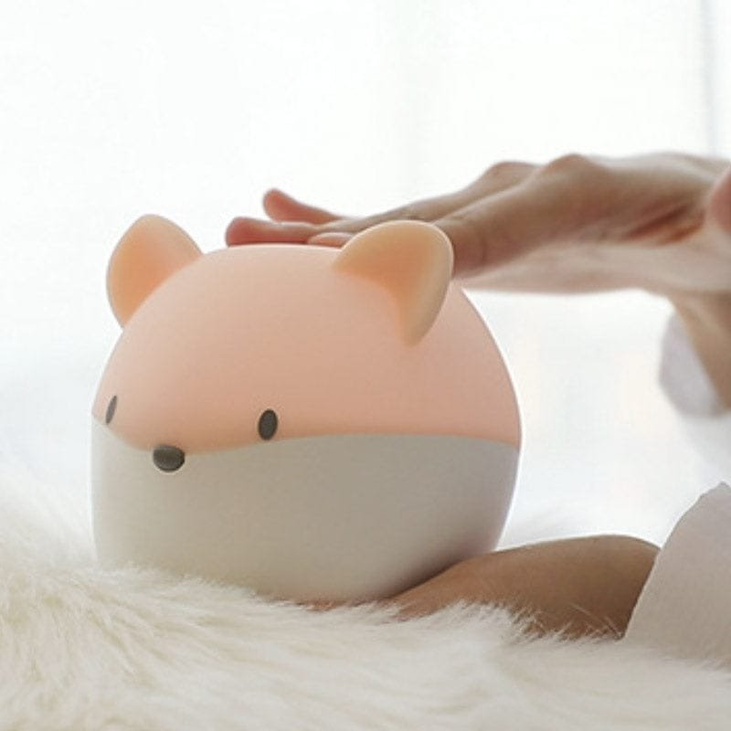 Veilleuse Renard Orange : Lampe et Doudou pour Enfants 1 Personne qui appuie sur sa veilleuse renard orange